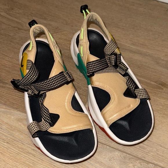 Nike Tan and Black Strappy Sandal-Sneaker - Picture 4 of 4